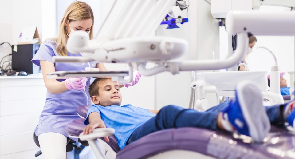 Tandarts zit op tabouret bij patient Vergelijking van een afwasbare PUR zitting en een kunstlederen zitting van een tabouret